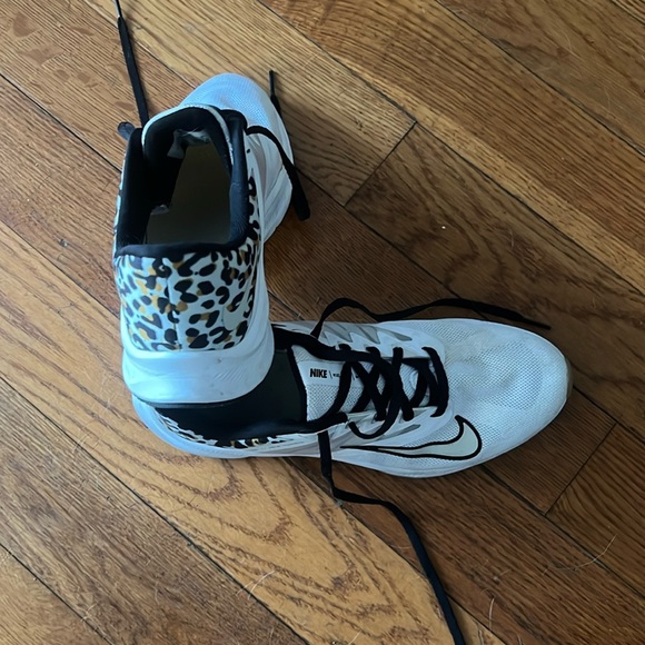 Size 9 Nikes. Barely worn!! - Picture 2 of 4